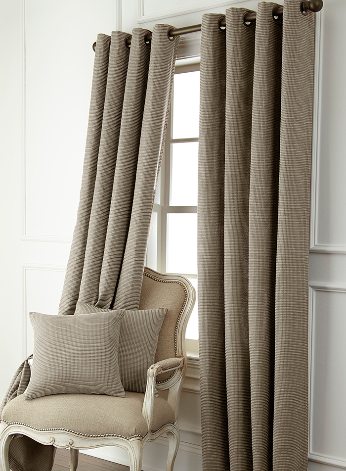 DRAPES AND DECORATIVE PILLOWS BEIGE COLLECTION